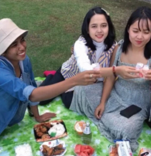 ピクニックをする3人の女性